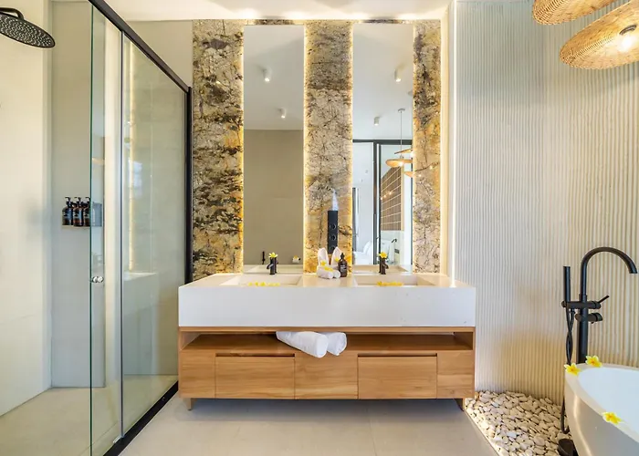 Ardhana - Luxury Pool With Scenic Views
